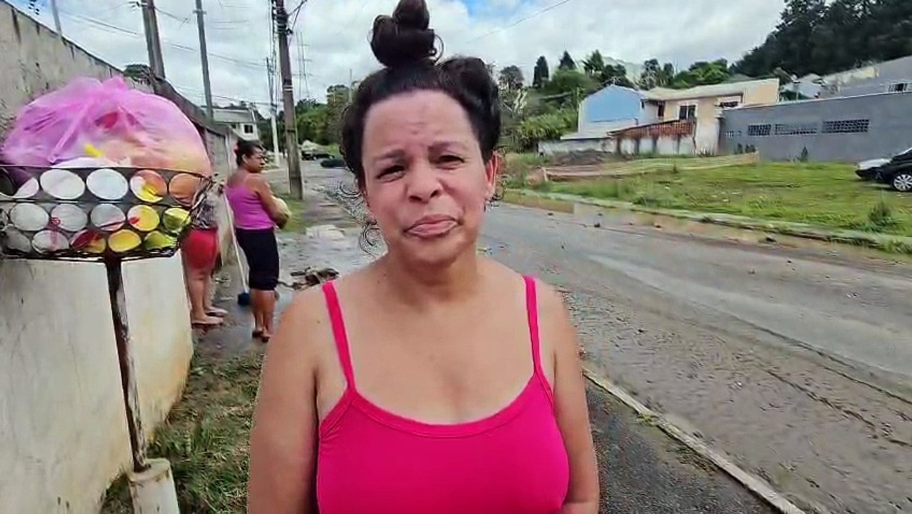 Moradora tem casa invadida pela água no Campo Comprido, em Curitiba
