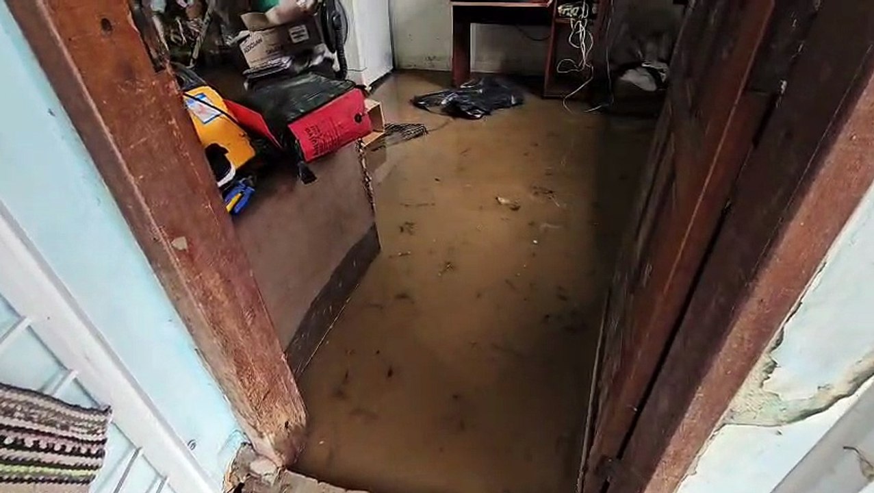 Casa é invadida pela água após rompimento de cano da Sanepar