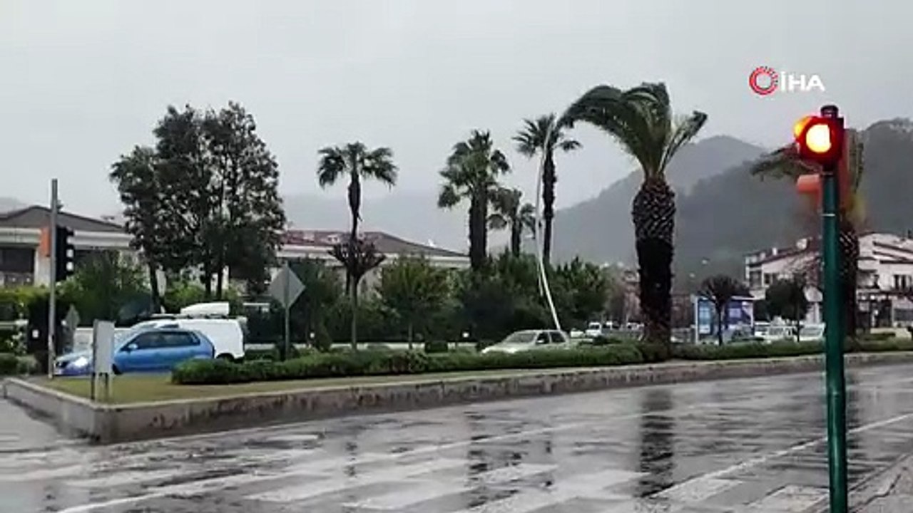 Marmaris’te şiddetli fırtına ve sağanak yağış etkili oluyor
