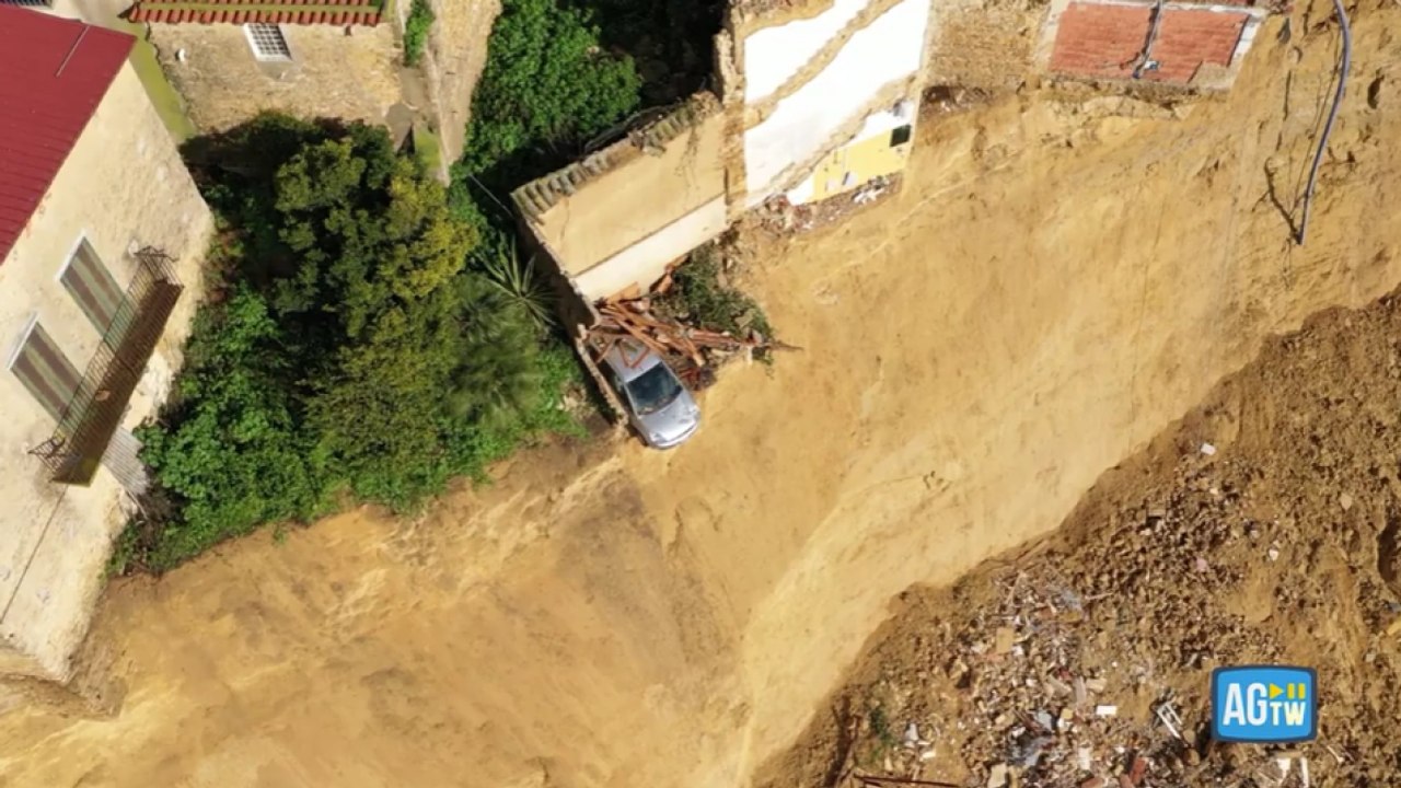 Case sventrate, fondamenta che s'affacciano sul vuoto, auto appese: ecco come appare il quartiere di Niscemi cancellato dalla frana