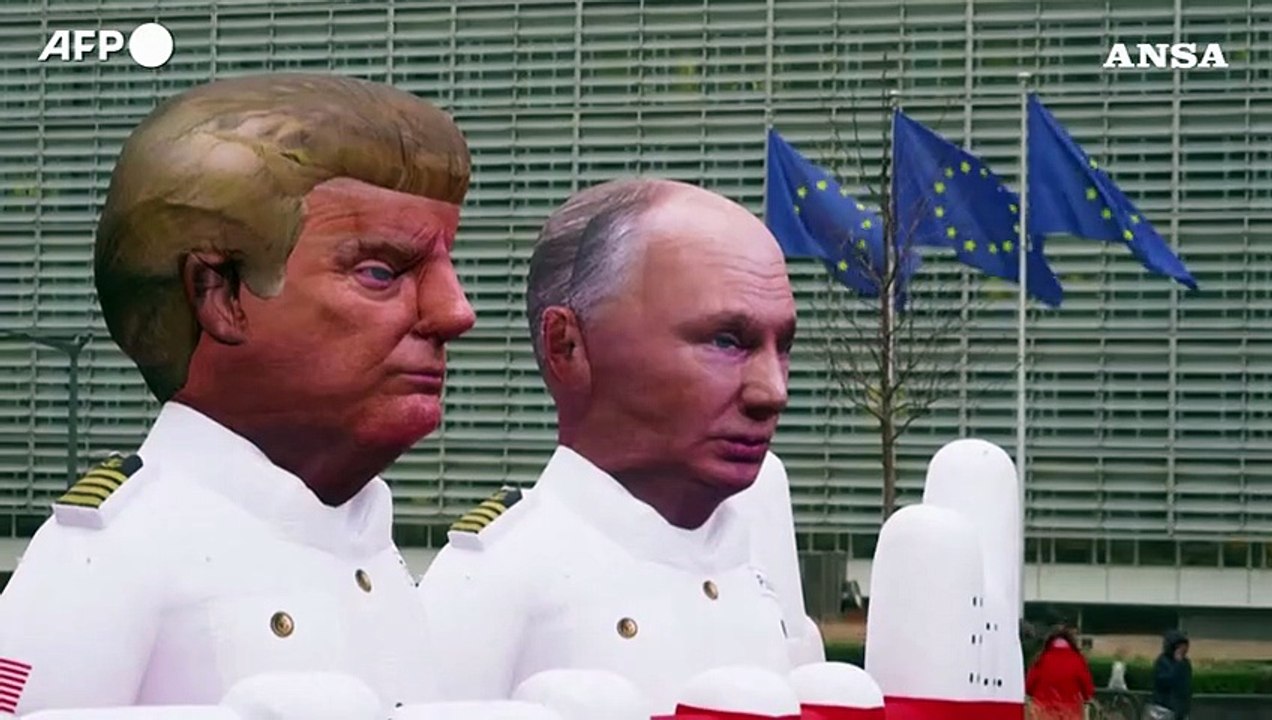 Bruxelles, protesta di Greenpeace contro la dipendenza energetica dell'Ue