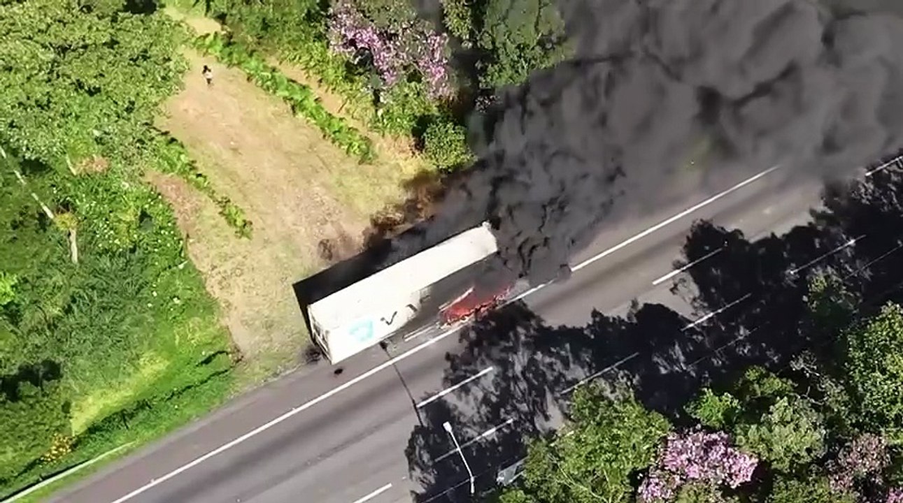 Nuvem de fumaça assusta motoristas após carreta pegar fogo na BR-376