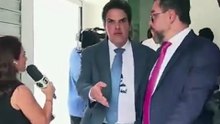 Após decreto de prisão, cantor flagrado agredindo a esposa se entrega à polícia