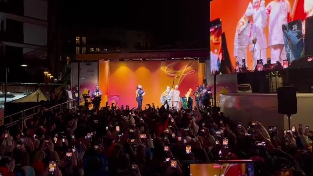 Cortina, il momento dell'accensione del braciere olimpico: il video