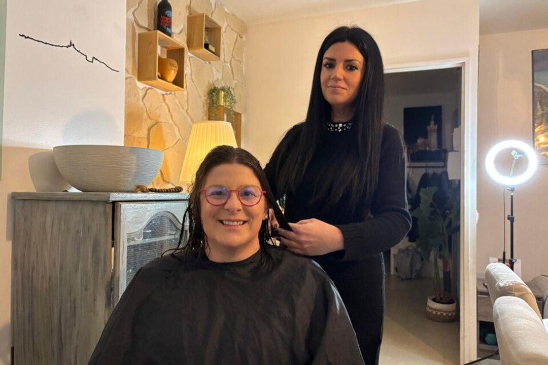 À Marseille, cette coiffeuse récupère les cheveux pour les victimes de Crans-Montana