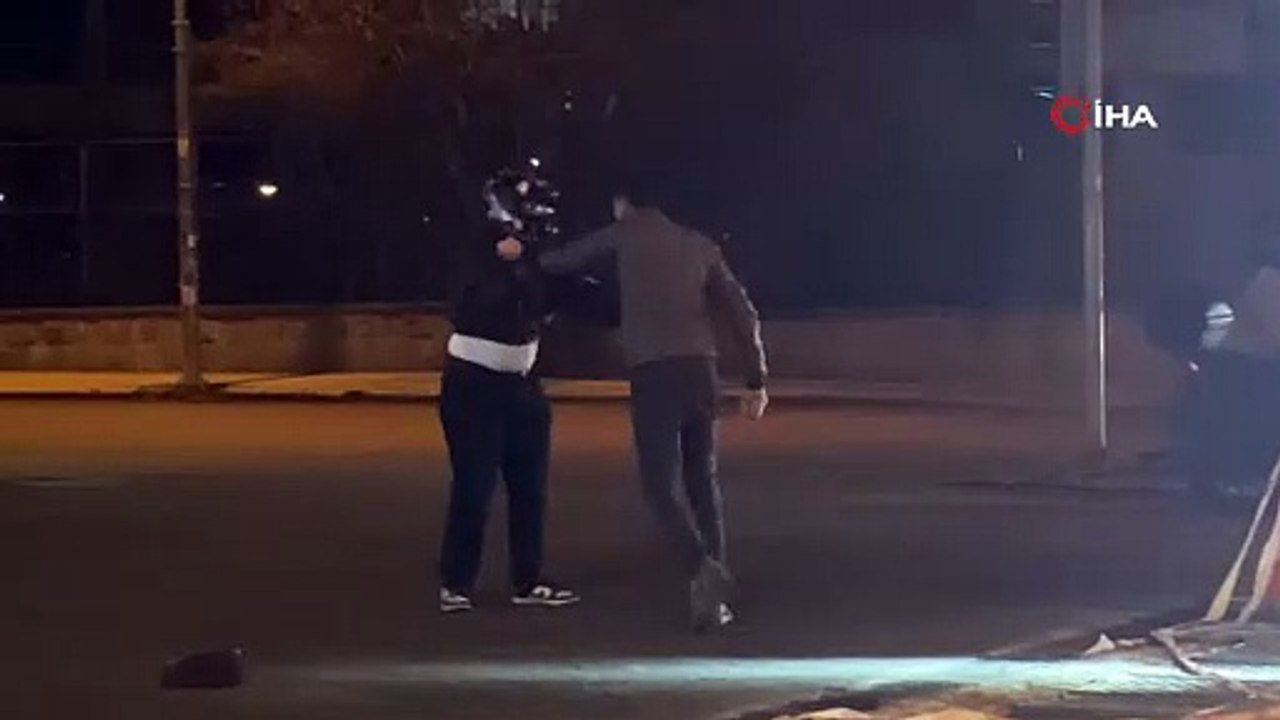 Motosiklet sürücüsünün kaskını yumruklaya yumruklaya kırdı!