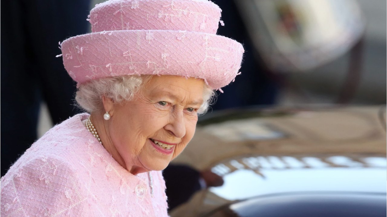 "Le menu a toujours été le même, c'était son souhait" : l'ancien chef des cuisines de l’Élysée révèle ce que mangeait la reine Elizabeth II quand elle venait en France