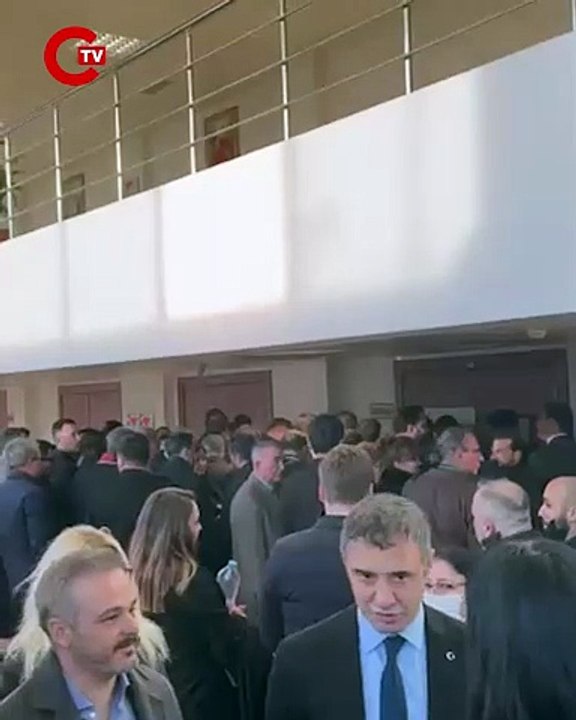 Aziz ihsan aktas durusmasi oncesi avukatlar ve yargilananlarin yakinlari, mahkeme salonu onunde bekliyor