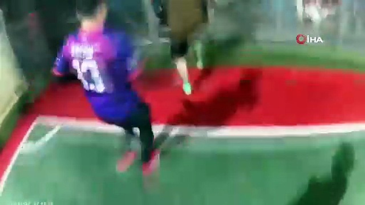 Halı sahanın çatısı çöktü... Futbolcuların koşarak kaçtığı anlar kamerada