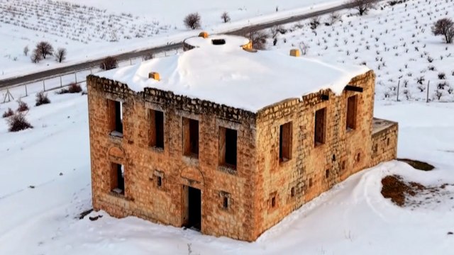 Mardin'de beyaza bürünen tarihi karakol, dronla görüntülendi