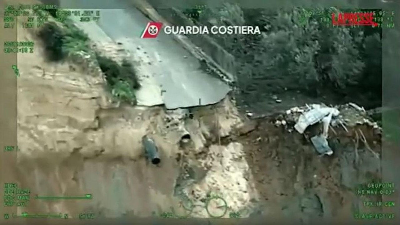 La frana di Niscemi vista dall'elicottero della Guardia Costiera: terreni, strade e abitazioni ingoiati dalla terra