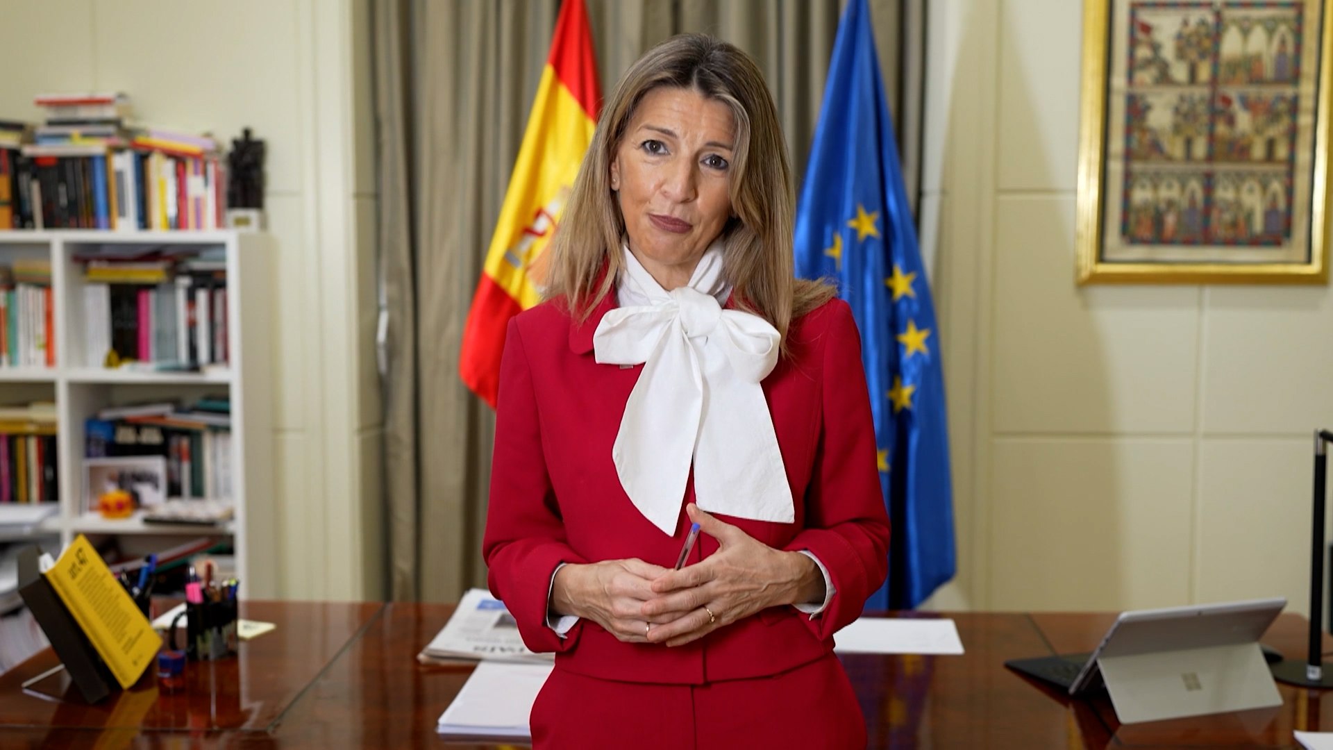 Espa�a ha cerrado 2025 con una tasa de paro del 9,93%, situ�ndose por debajo del 10% por primera vez desde el inicio de la crisis financiera de 2008, seg�n los �ltimos datos de la Encuesta de Poblaci�n Activa (EPA). La noticia ha sido celebrada p�blicamente por la ministra de Trabajo, Yolanda D�az, y el ministro de Econom�a, Carlos Cuerpo, quienes han destacado el buen momento del mercado laboral y la solidez del crecimiento del empleo.

Durante el �ltimo a�o, la ocupaci�n aument� en 605.400 personas, alcanzando un m�ximo hist�rico de 22,46 millones de ocupados, mientras que el n�mero de desempleados se redujo hasta los 2,47 millones. El avance se ha concentrado principalmente en el sector privado, responsable de casi el 92% del empleo creado, con especial impulso en la industria manufacturera, el comercio, la construcci�n y el transporte. 

La poblaci�n activa roza ya los 25 millones de personas, reflejo de la incorporaci�n de j�venes y trabajadores extranjeros al mercado laboral. Adem�s, el empleo indefinido y a tiempo completo ha liderado la mejora, reforzando la calidad del trabajo creado. Aunque el paro juvenil, situado en el 23%, sigue siendo un reto pendiente, el Gobierno subraya que se trata del nivel m�s bajo desde la crisis financiera. Tanto D�az como Cuerpo han coincidido en que los datos confirman una evoluci�n "positiva, sostenida y estructural" de la econom�a espa�ola.