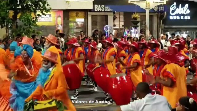 Comparsas en el Desfile inaugural del Carnaval 2026 - Montevideo 22/01/2026