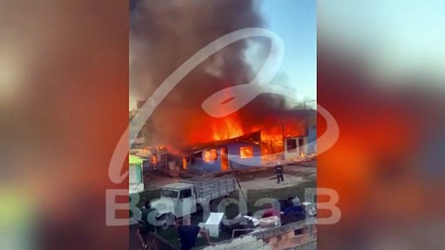 Incêndio em carro se alastra e deixa quatro casas completamente destruídas em Itaperuçu; veja vídeo