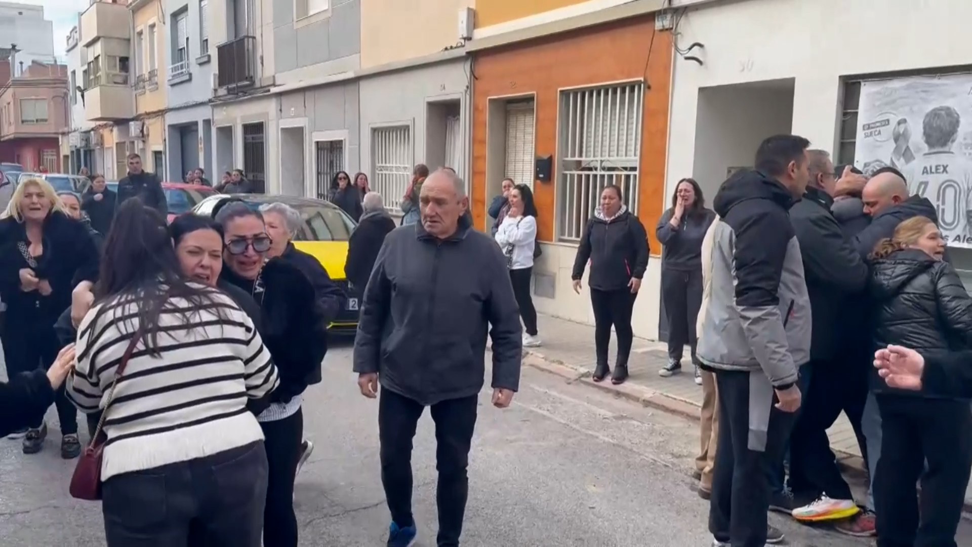 Familiares del menor asesinado en Sueca increpan al detenido durante su traslado a los juzgados