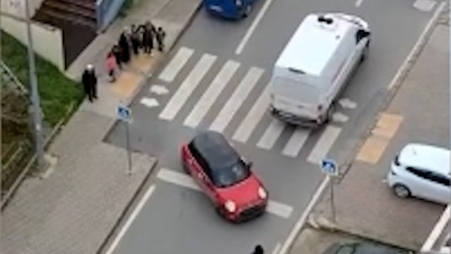 Maltepe'de trafik güvenliğini tehlikeye düşüren sürücüye para cezası