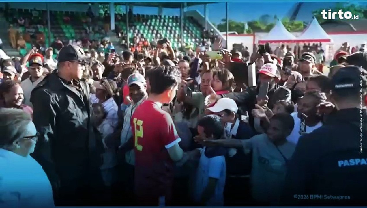 Gibran Awali Kunjungan Kerja di Wamena dengan Bermain Sepak Bola, Cetak Tiga Gol | Tirto Recap