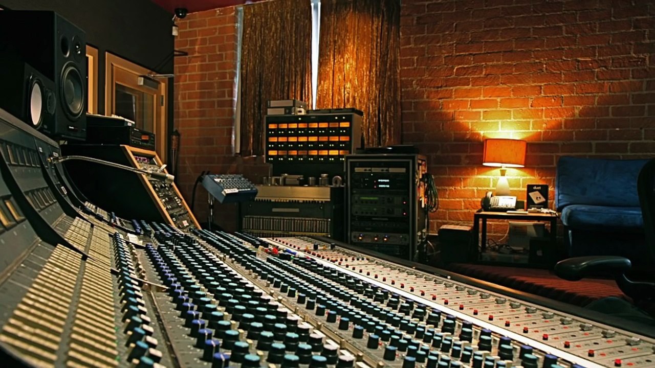 2017 – Johnny Hallyday – Olivier Lude : interview sur l’album au Studio Apogee (La Boîte Noire du Musicien)