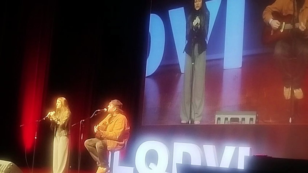 Salma Rodríguez homenajea a su tío Urbano cantando 'Rayando el sol' del grupo Maná