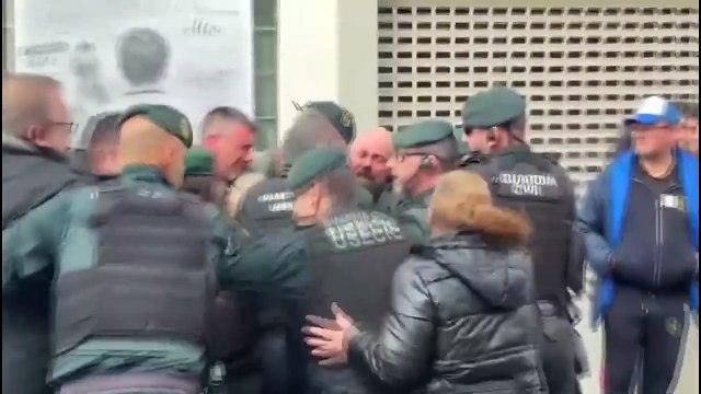 Máxima tensión en Sueca al llegar a los juzgados el hombre que presuntamente asesinó al amigo de su hijo de 13 años