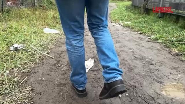 Milano, a Rogoredo il giorno dopo la sparatoria: il «parco della droga» tra siringhe e rifiuti
