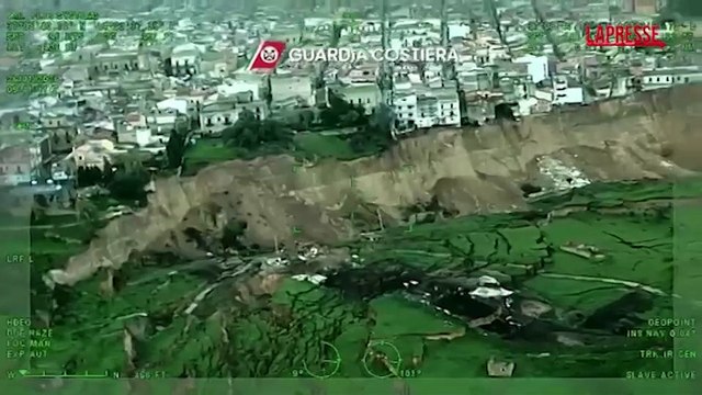 Niscemi, la frana ingoia terreni, strade e abitazioni: le immagini impressionanti
