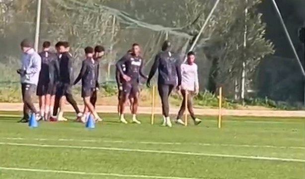 Fase di attivazione per il Napoli nella rifinitura alla vigilia del match col Chelsea