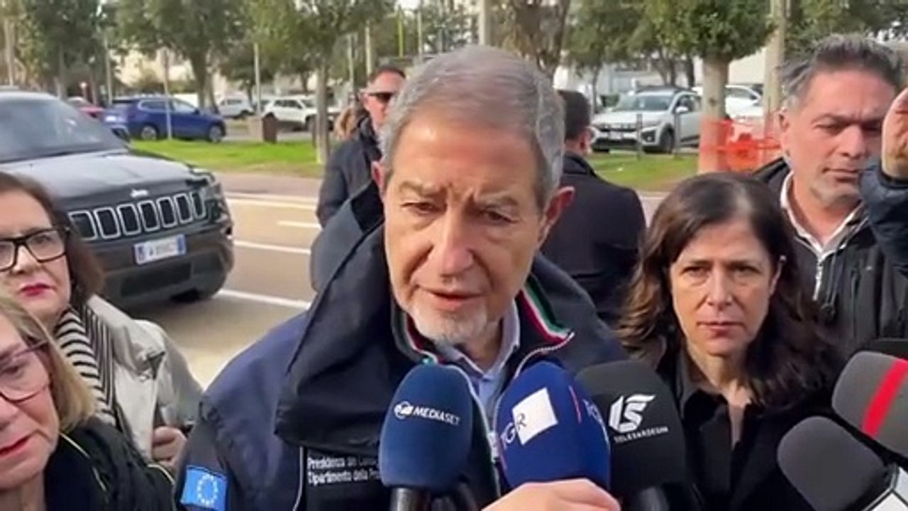 Ciclone Harry, il ministro Musumeci al Poetto: "Finanzieremo la ricostruzione di tutte le strutture danneggiate"