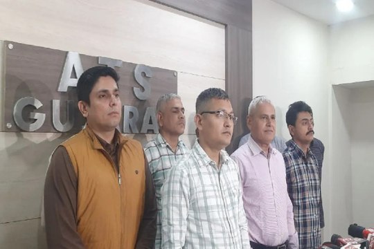 Video News: गुजरात एटीएस ने आतंकी हमले की साजिश की नाकाम, संदिग्ध को हथियार के साथ पकड़ा