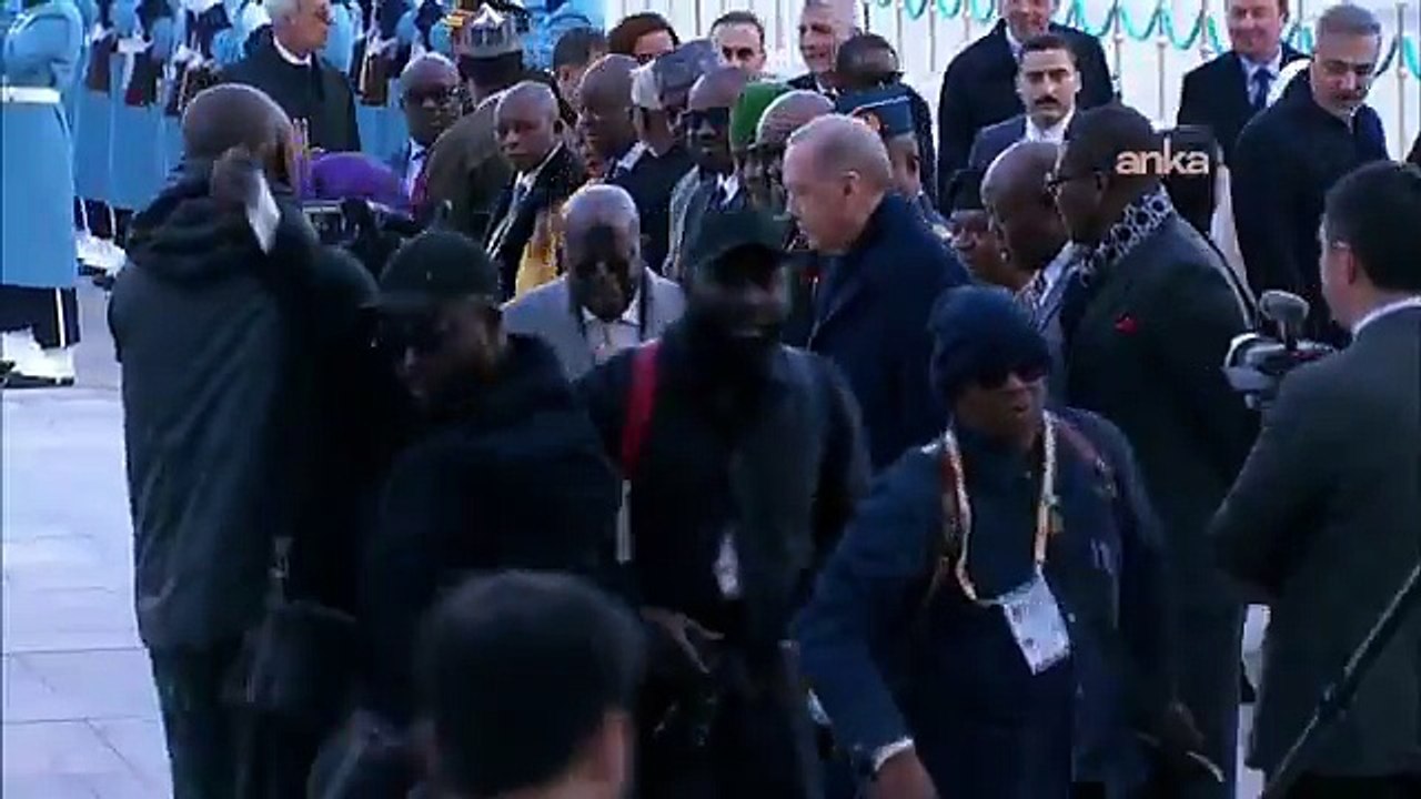 Erdoğan ile yürüyen Nijerya Cumhurbaşkanı Tinubu düştü!