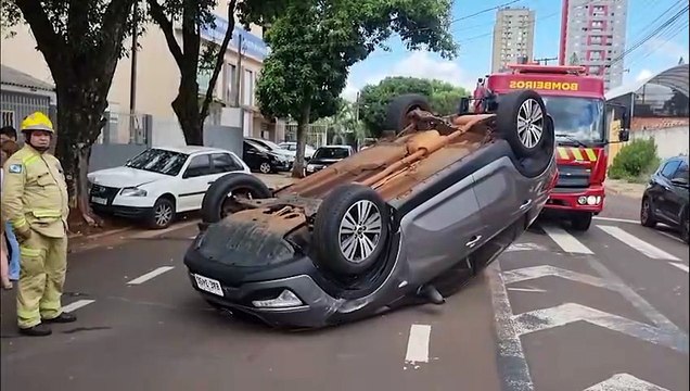 Sportage capota após colisão com Gol no Bairro Coqueiral, em Cascavel