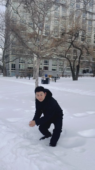 Nelson Wang, a resident of Roosevelt Island's The Octagon, is excited about the snow scene. This video was captured on January 26, 2026.