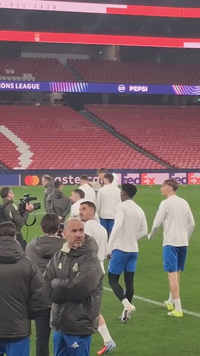 La salida del Real Madrid al estadio de La Décima