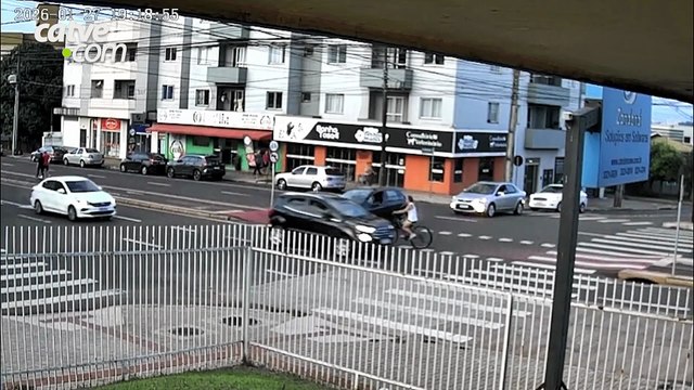 Vídeo: carro atinge ciclista na Avenida Carlos Gomes, em Cascavel