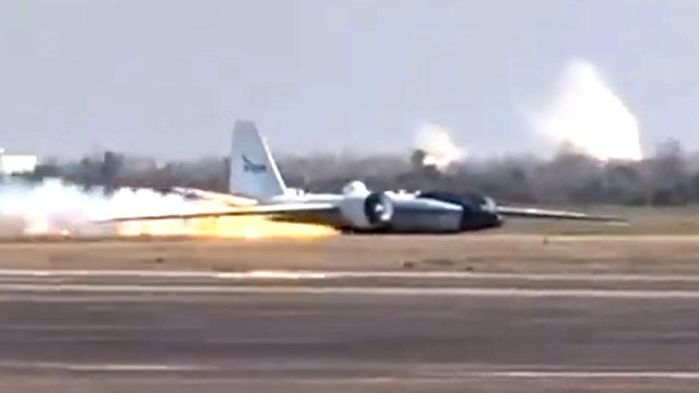 Houston, jet della NASA atterra senza carrello e prende fuoco sulla pista: equipaggio salvo