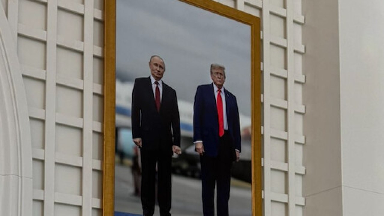 Una foto di Trump e Putin spunta in un angolo della Casa Bianca