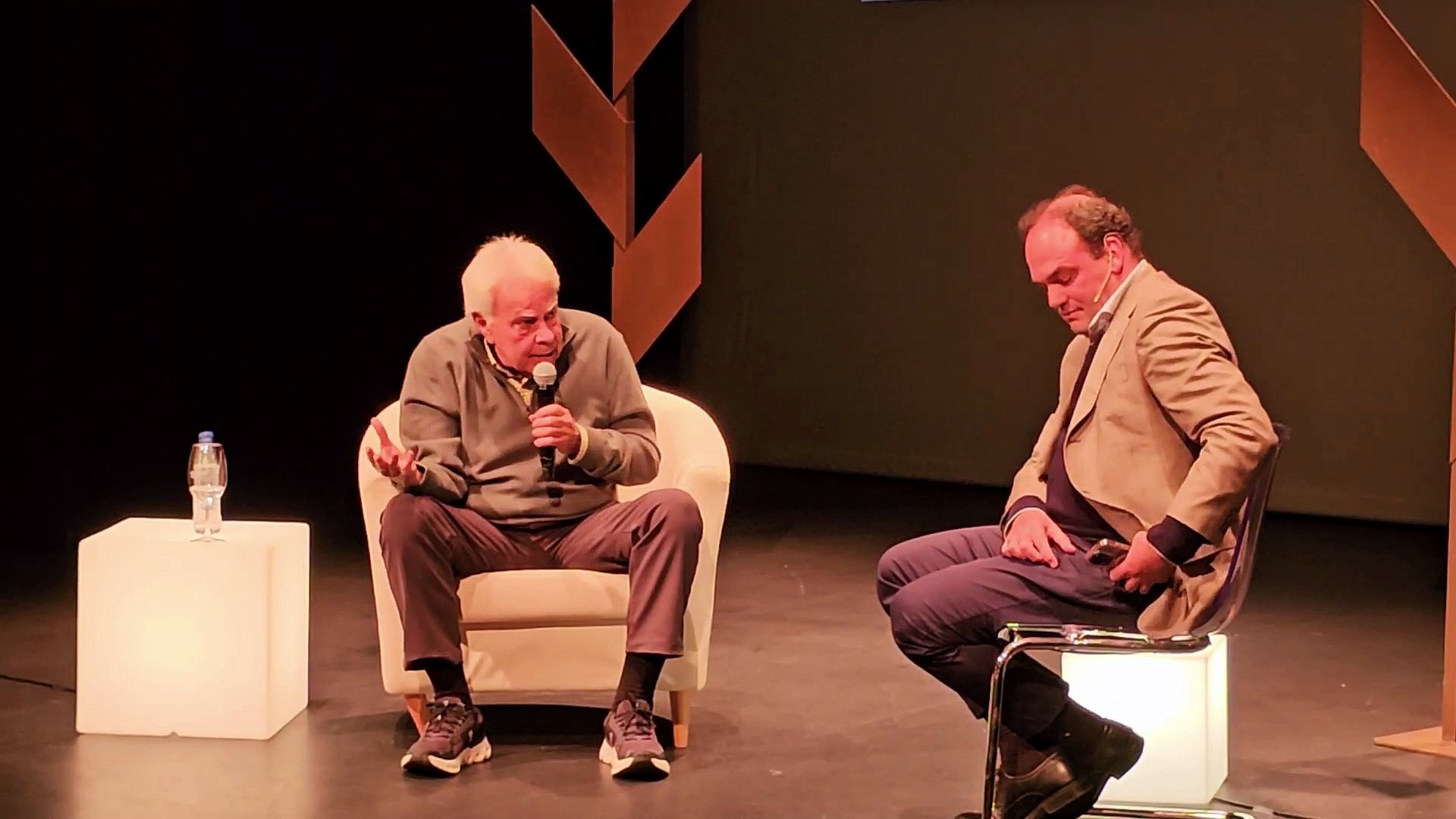 Felipe González sacude la del pulpo a Pedro Sánchez por defender al inútil  de 'Oscargután' Puente