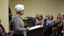 Congressista democrata atingida por líquido num discurso em Minneapolis