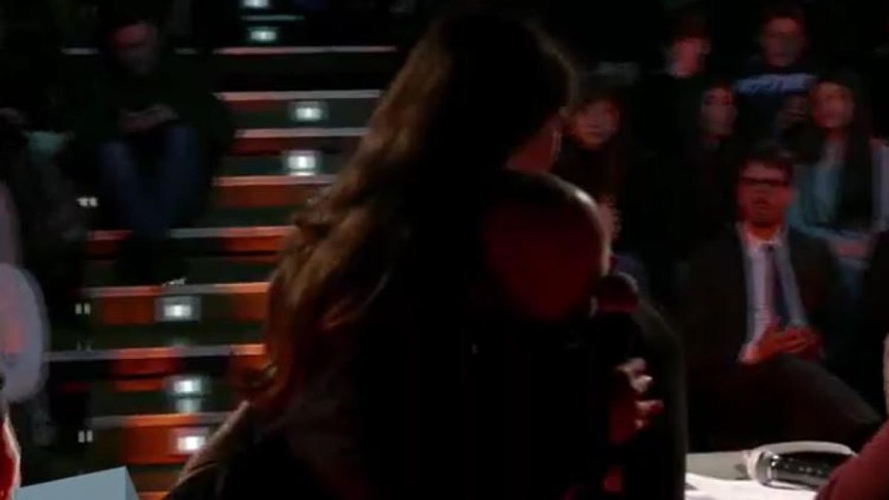 Bambina scoppia in lacrime durante racconto di Sami Modiano sulla Shoah: lui l'abbraccia e le chiede scusa