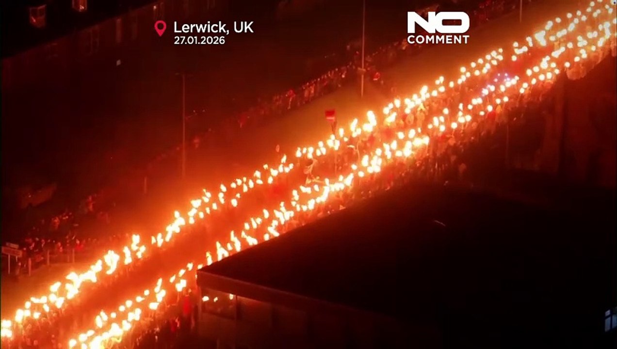 Up Helly Aa, cientos con antorchas se reúnen en una isla escocesa en el festival vikingo de fuego