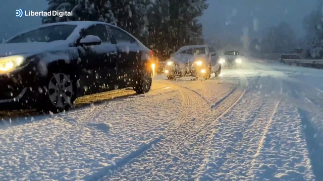 La nieve colapsa Madrid: coches atrapados y carreteras cortadas