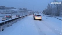 Coches tirados en la autopista, autobuses bloqueados y Madrid colapsada por la nieve