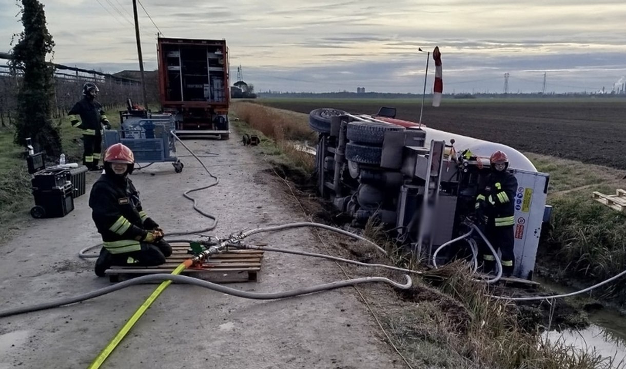 Ferrara, cisterna di Gpl finisce in un fosso: intervento dei Vigili del Fuoco (28.01.26)