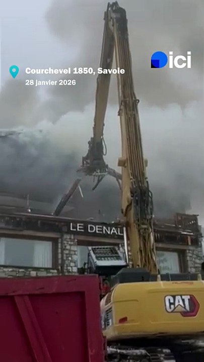 Incendie à Courchevel : les pompiers déconstruisent le bâtiment incendié