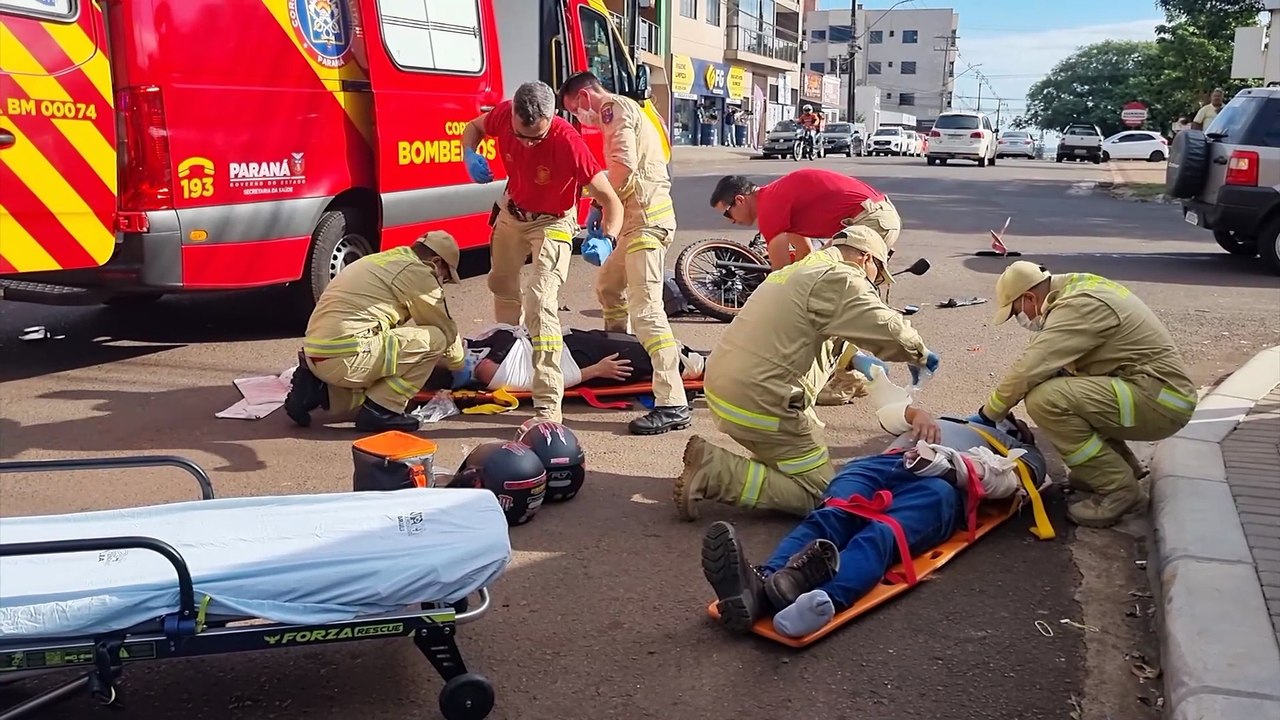 Motociclistas sofrem fraturas após colisão com carro em frente ao Hospital de Retaguarda