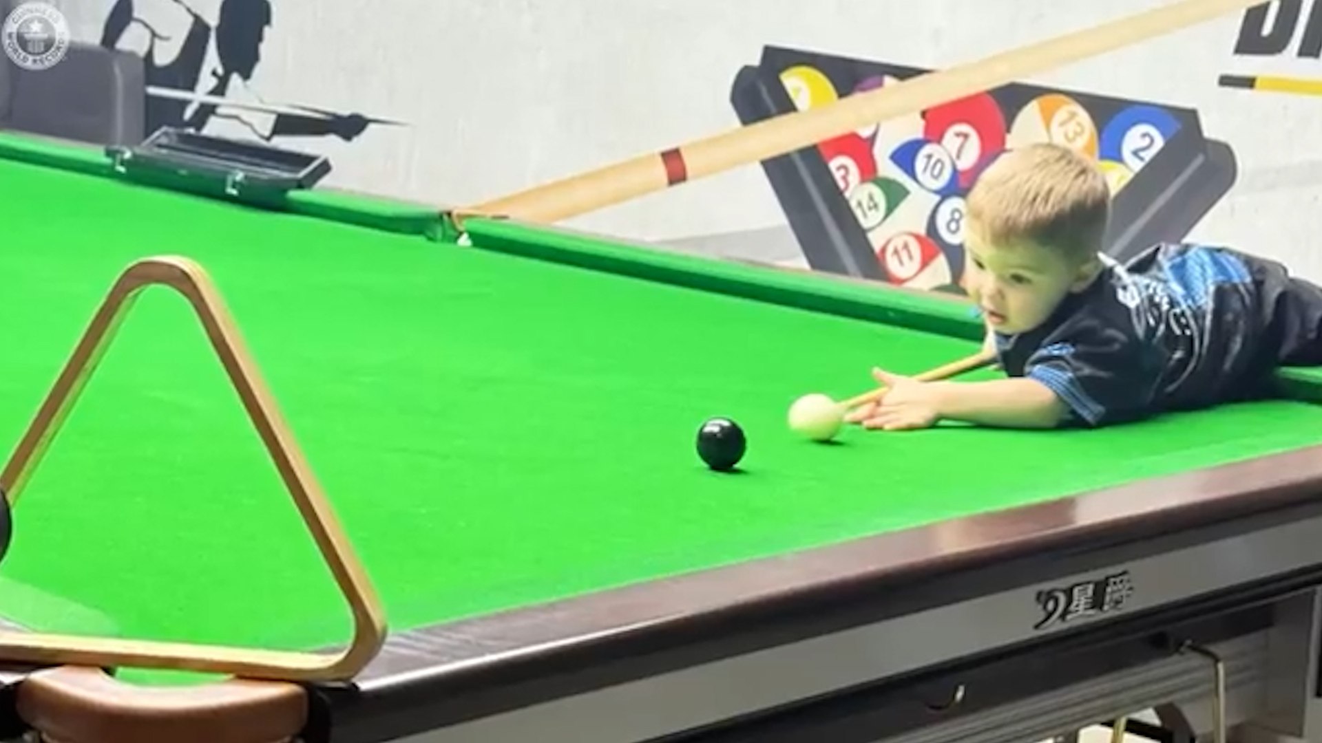 Un peque�o de tan solo dos a�os, residente en la ciudad de Manchester, ha dejado al mundo del deporte boquiabierto tras oficializar la conquista de dos t�tulos del Guinness World Records en la disciplina de billar. Jude Owens ha hecho historia al convertirse en la persona de m�s corta edad en realizar dos trucos t�cnicos de gran dificultad que nadie a su temprana edad hab�a logrado ejecutar con �xito anteriormente.