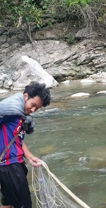 cast net fishing in Nepal | himalayan trout fishing with handmade cast net |