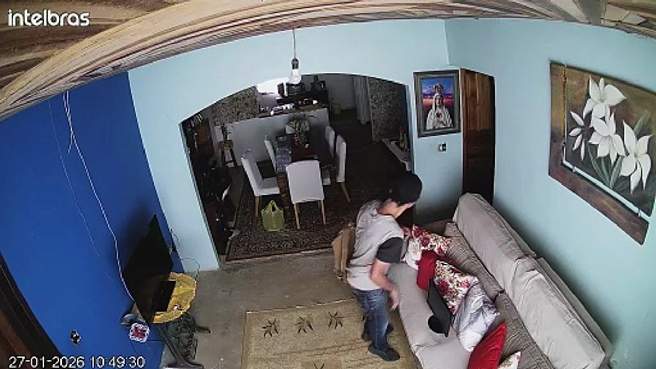 Homem é procurado após invadir casa e furtar pertences em Campo Largo; veja vídeo do crime