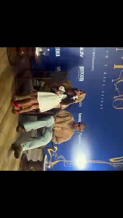 Momento fofura! Filha de Léo Santana e Lore Improta rouba a cena em coletiva de imprensa; assista