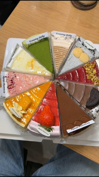 Tous les gâteaux de crêpes qui existent 😱✨À l’occasion de la Chandeleur, je ne pouvais pas passer à côté des gâteaux de crêpes !📍 La boutique, c’est Creamy Daily49 rue Sainte-Anne, 75002 ParisTu as déjà goûté un gâteau de crêpes ? 👀🥞✨